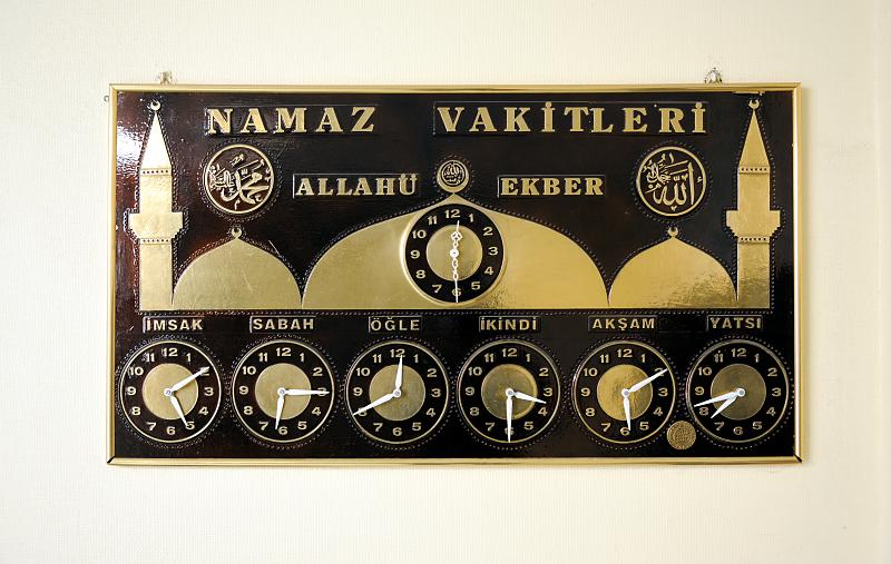 2200 Tafel fünf Gebetszeiten der Harburger Moschee, Knoopstrasse | Eyüp Sultan Camii -  Moschee; Hamburg Harburg Knoopstrasse.